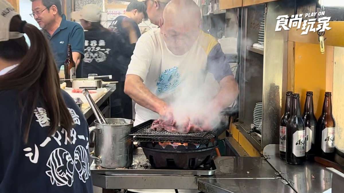 日本人氣「玩火」美食!大阪爺爺徒手炒魚肉、京都近距離看拉麵噴火 日本人氣「玩火」美食!大阪爺爺徒手炒魚肉、京都近距離看拉麵噴火