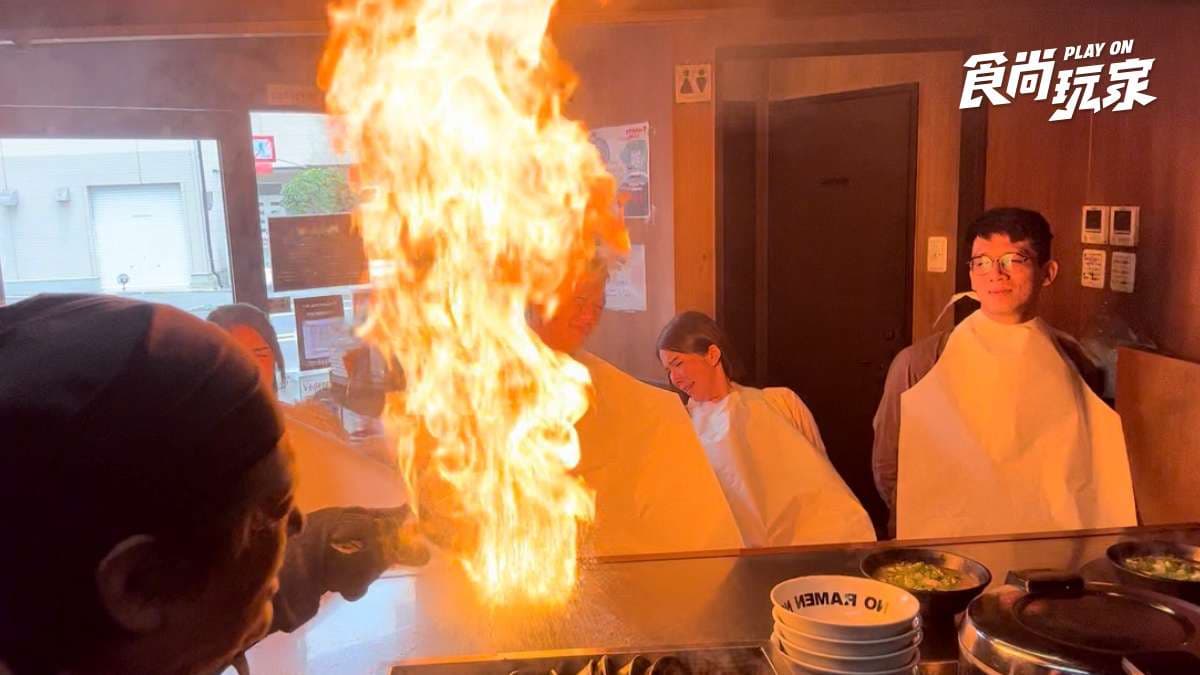 日本人氣「玩火」美食!大阪爺爺徒手炒魚肉、京都近距離看拉麵噴火 日本人氣「玩火」美食!大阪爺爺徒手炒魚肉、京都近距離看拉麵噴火