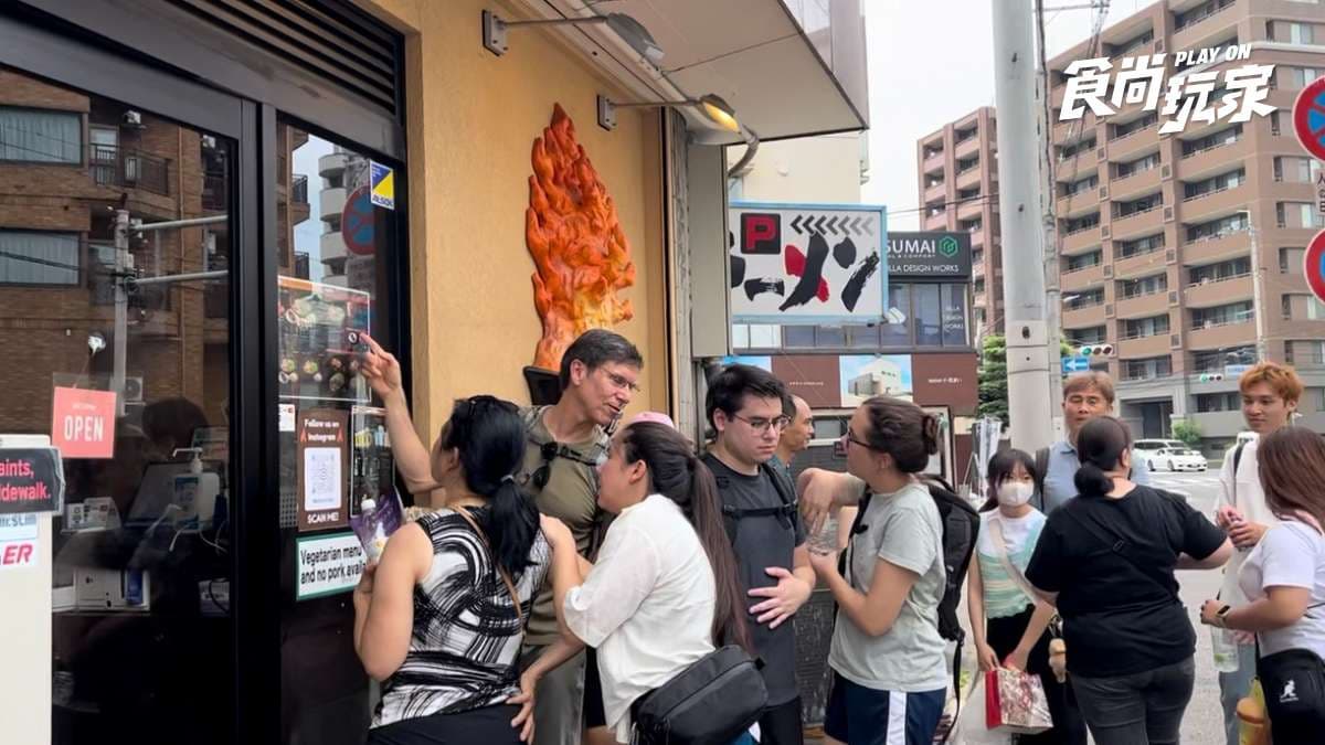 日本人氣「玩火」美食!大阪爺爺徒手炒魚肉、京都近距離看拉麵噴火 日本人氣「玩火」美食!大阪爺爺徒手炒魚肉、京都近距離看拉麵噴火