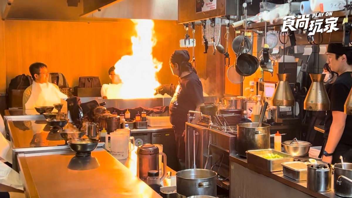 日本人氣「玩火」美食!大阪爺爺徒手炒魚肉、京都近距離看拉麵噴火 日本人氣「玩火」美食!大阪爺爺徒手炒魚肉、京都近距離看拉麵噴火