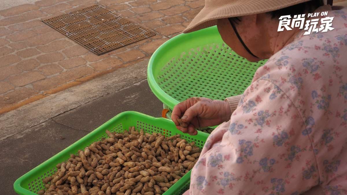 澎湖最繽紛秘境!七彩浮球牆拍網美照,變身「蒙面俠」炒花生體驗島民日常 澎湖最繽紛秘境!七彩浮球牆拍網美照,變身「蒙面俠」炒花生體驗島民日常