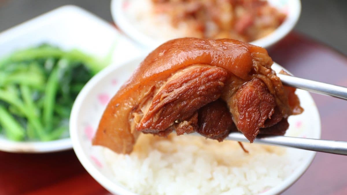 台中24小時「神級爌肉飯」!香滷腳庫軟嫩Q彈,必加靈魂酸菜、辣椒更唰嘴