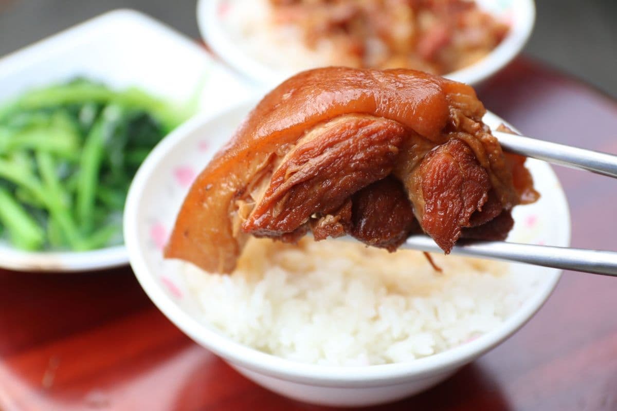 台中24小時「神級爌肉飯」!香滷腳庫軟嫩Q彈,必加靈魂酸菜、辣椒更唰嘴 台中24小時「神級爌肉飯」!香滷腳庫軟嫩Q彈,必加靈魂酸菜、辣椒更唰嘴