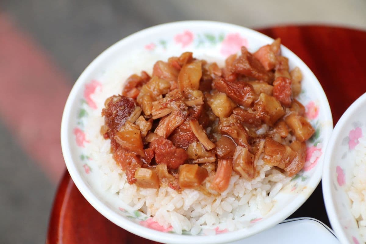 台中24小時「神級爌肉飯」!香滷腳庫軟嫩Q彈,必加靈魂酸菜、辣椒更唰嘴 台中24小時「神級爌肉飯」!香滷腳庫軟嫩Q彈,必加靈魂酸菜、辣椒更唰嘴