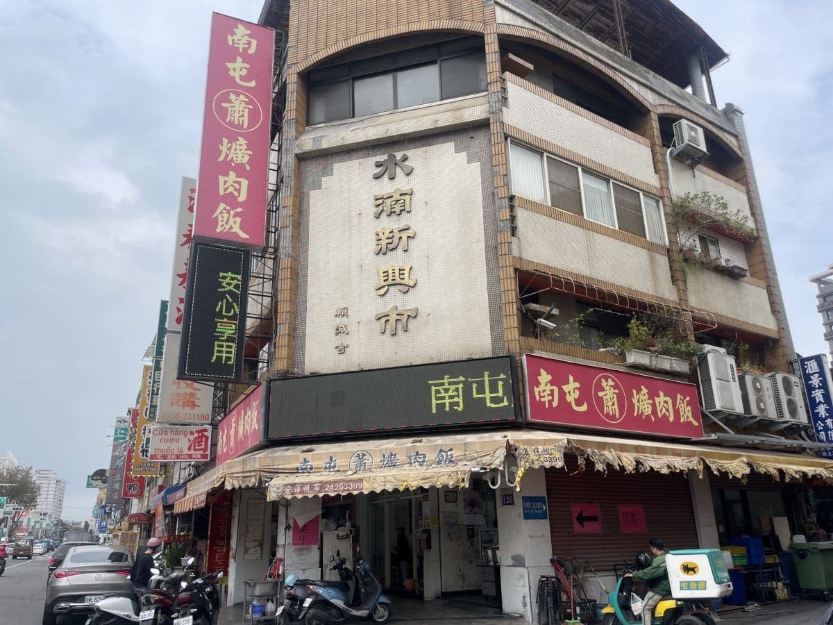 台中24小時「神級爌肉飯」!香滷腳庫軟嫩Q彈,必加靈魂酸菜、辣椒更唰嘴 台中24小時「神級爌肉飯」!香滷腳庫軟嫩Q彈,必加靈魂酸菜、辣椒更唰嘴