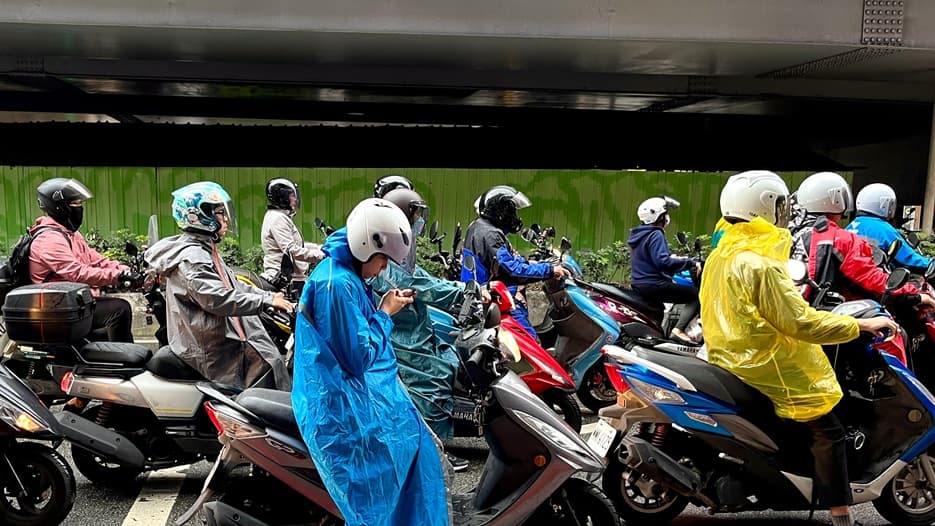 輕便雨衣丟垃圾桶竟收罰單!丟錯地方最高罰6000元,正確回收方式一次看