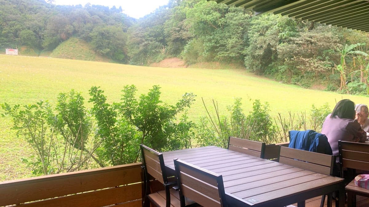 點餐免費打高爾夫!內湖咖啡廳藏「破千坪」高爾夫球場,點一份餐送30球 點餐免費打高爾夫!內湖咖啡廳藏「破千坪」高爾夫球場,點一份餐送30球