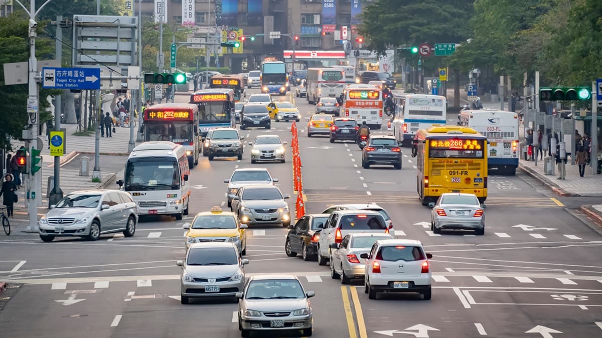 圓形綠燈可以左轉嗎?一堆人搞錯「最高開罰1800元」,紅綠燈正確使用一次看