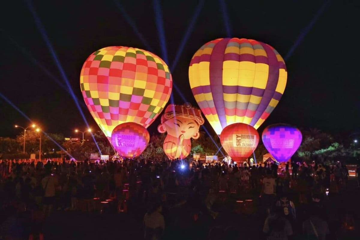 台南熱氣球派對宣布回歸!必看夜間光雕+無人機秀,逛美食市集、玩氣墊樂園 台南熱氣球派對宣布回歸!必看夜間光雕+無人機秀,逛美食市集、玩氣墊樂園