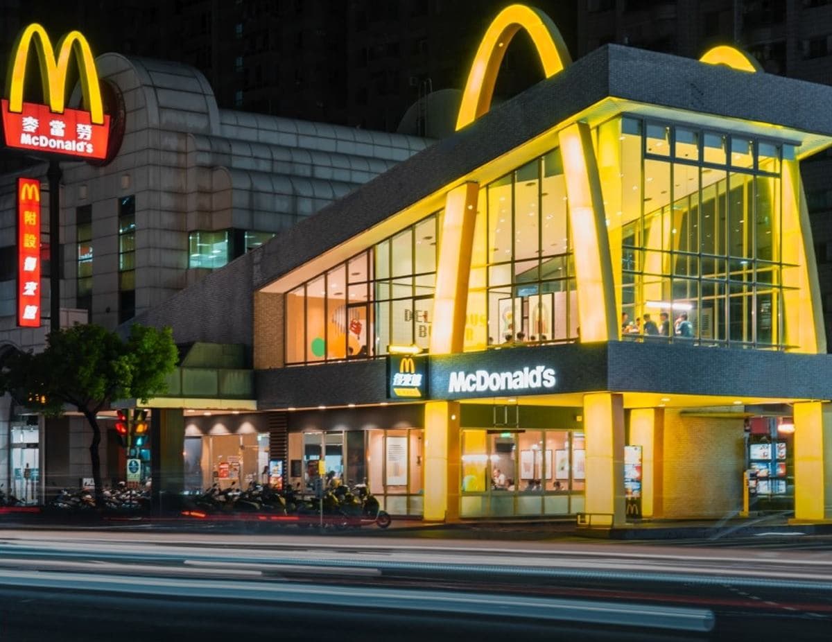 連7天「麥當勞買一送一」!免費送薯條、麥克雞塊,最美「黃金M拱門」 連7天「麥當勞買一送一」!免費送薯條、麥克雞塊,最美「黃金M拱門」
