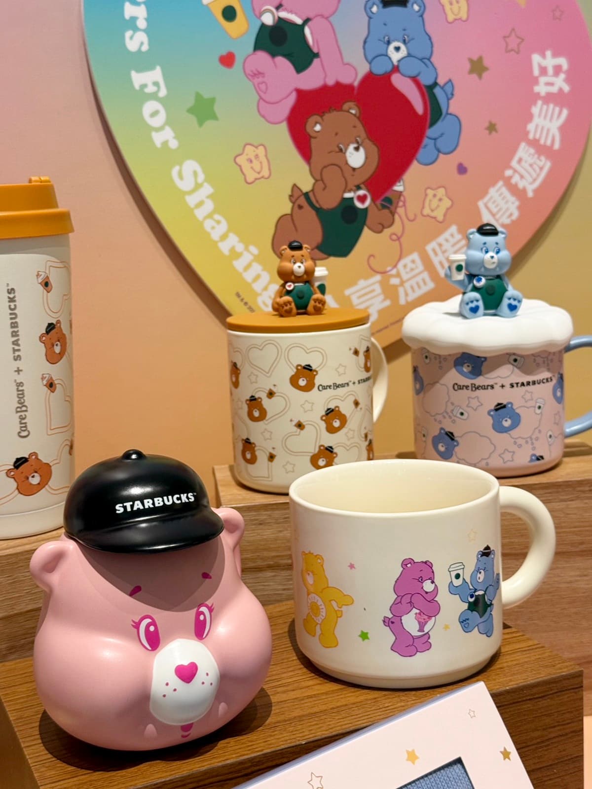 星巴克首聯名Care Bears萌翻!綠圍裙小熊、變色杯、盲盒吊飾20款必收 星巴克首聯名Care Bears萌翻!綠圍裙小熊、變色杯、盲盒吊飾20款必收