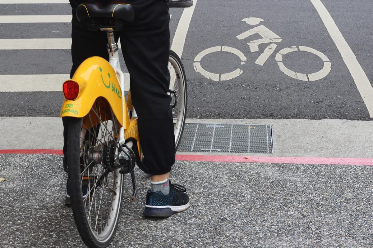 腳踏車可以騎斑馬線?騎YouBike「做錯1事」開罰1200元,拍下車號即可檢舉記點 腳踏車可以騎斑馬線?騎YouBike「做錯1事」開罰1200元,拍下車號即可檢舉記點