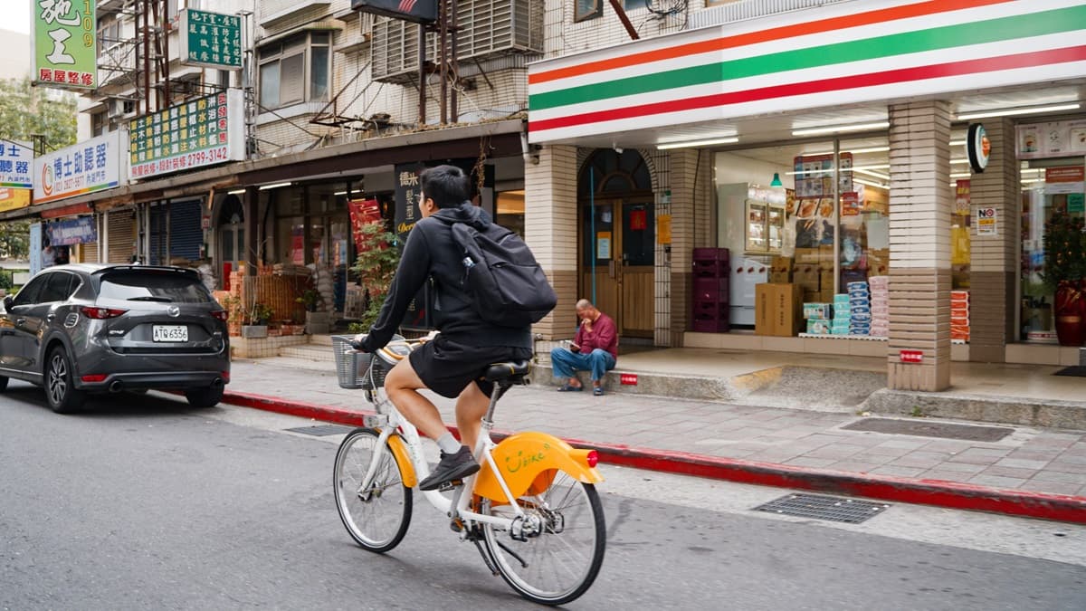 腳踏車可以騎斑馬線?騎YouBike「做錯1事」開罰1200元,拍下車號即可檢舉記點