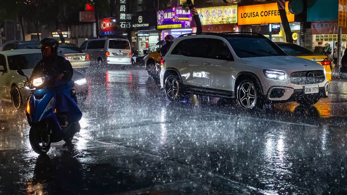 雨天開車開錯燈罰3600元!大雨狂閃雙黃燈竟是錯的,信任AUTO模式也中招