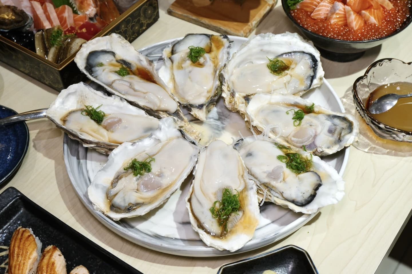 新莊人氣日料推薦!生蠔+鮭魚吃到飽699元,每日限量20位、味噌湯無限續喝 新莊人氣日料推薦!生蠔+鮭魚吃到飽699元,每日限量20位、味噌湯無限續喝