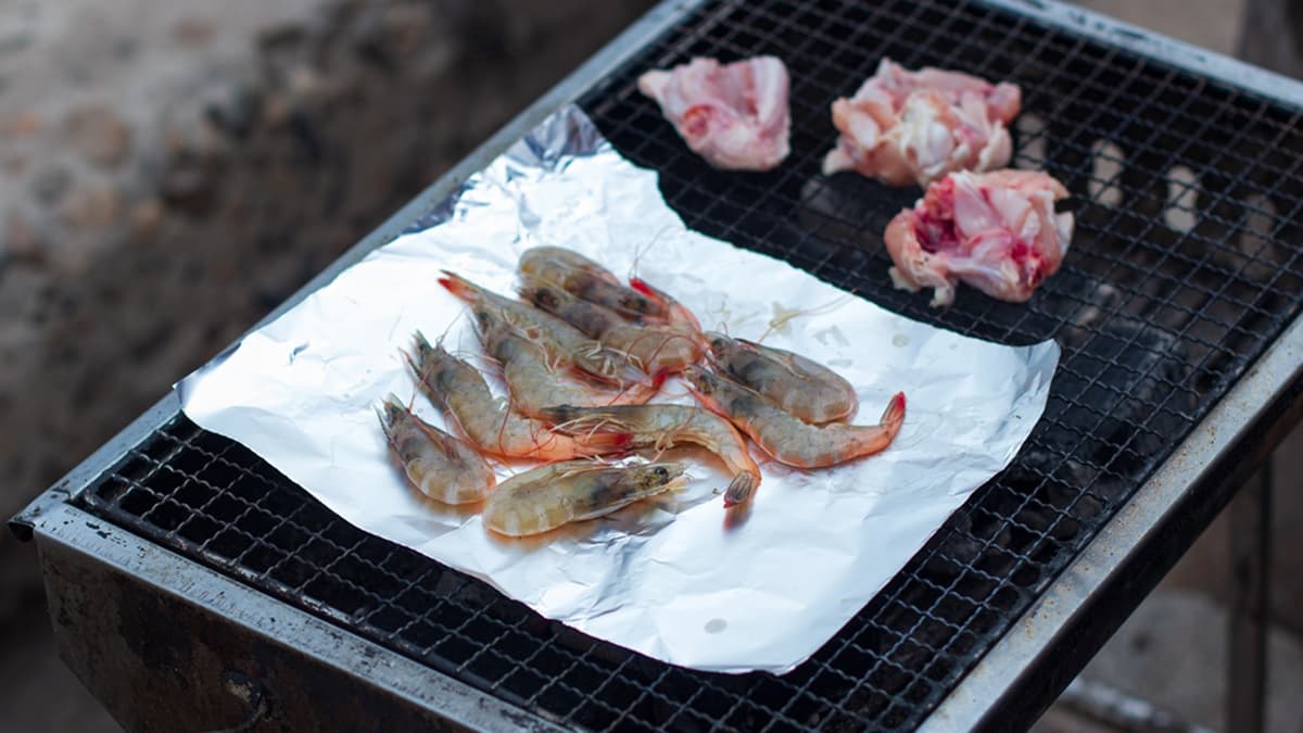 中秋烤肉鋁箔紙哪面朝上?營養師曝99%人都搞錯,別放「這食材」以免傷身