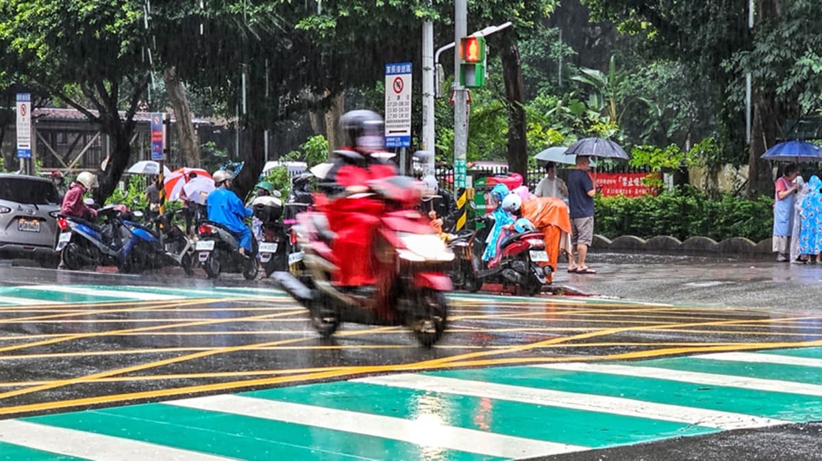 杜鵑颱風最新路徑走S型!將挑戰中颱、對台影響曝光,週日降雨範圍擴大