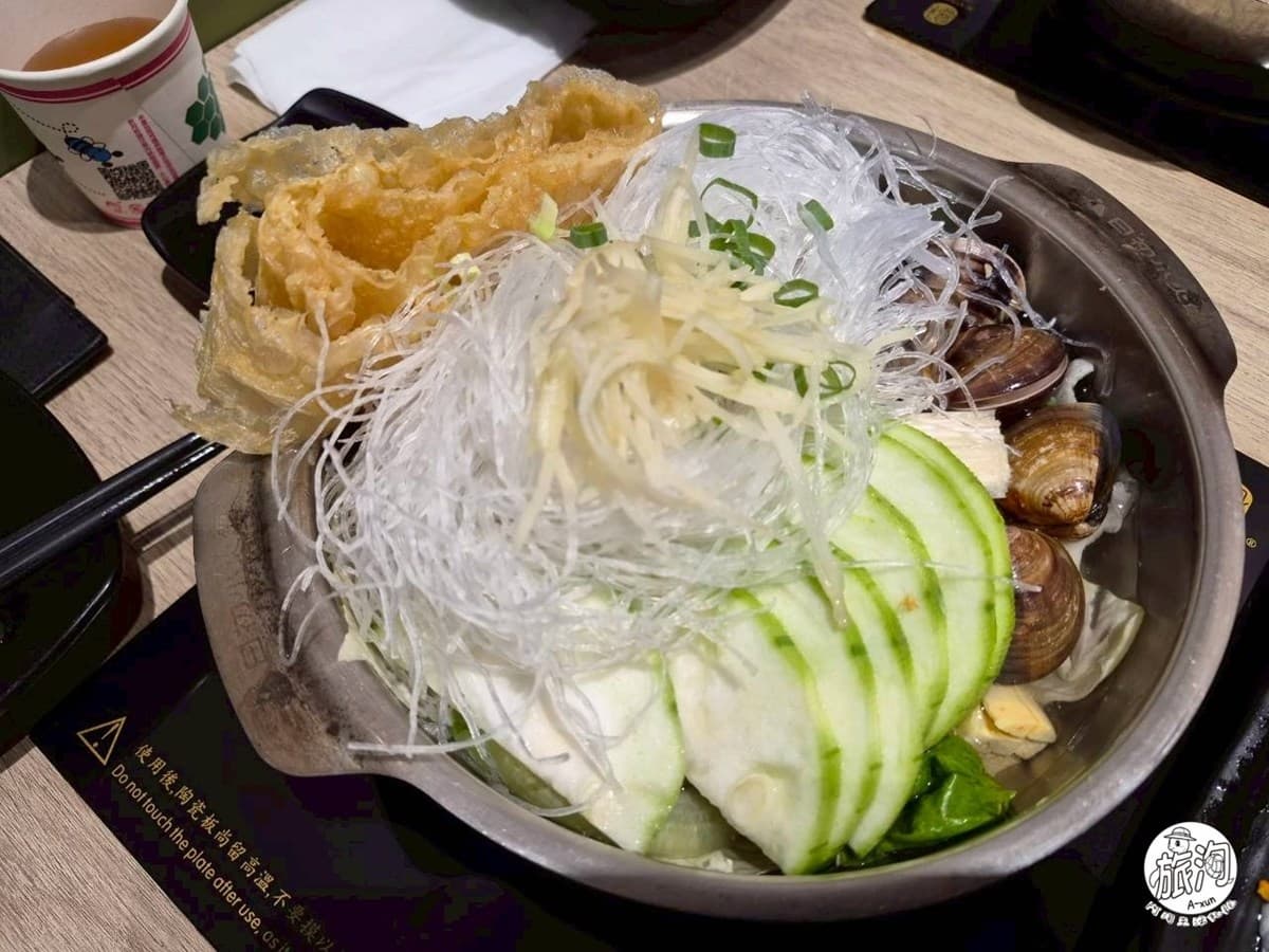 被火鍋耽誤的臭豆腐店!140元起平價小火鍋,必嗑蛤蜊絲瓜鍋、飲料免費暢飲 被火鍋耽誤的臭豆腐店!140元起平價小火鍋,必嗑蛤蜊絲瓜鍋、飲料免費暢飲