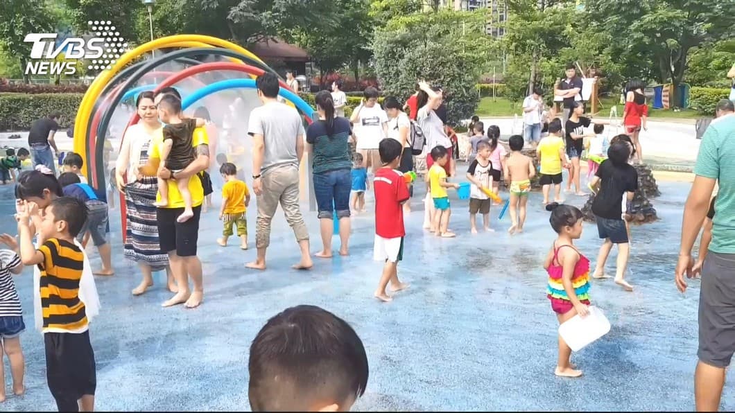 暑假最後衝一波!全台18處親子免費戲水:魔術跳泉、小九寨溝、天然冷泉 圖/TVBS 玩瘋了!南寮親子沙灘再度開放 民眾戲水樂