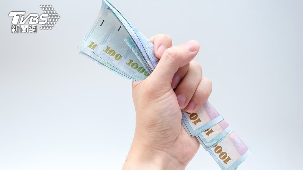 振興加碼發2000元!只要設籍這區,8/28起持通知單、身分證、印章現領 (示意圖/shutterstock達志影像) 快來看能否領! 這地區宣布:直接普發2千元禮金