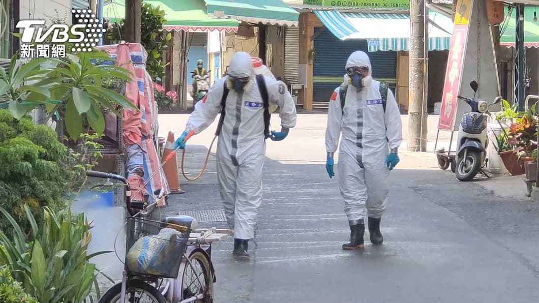 雙北將進行「四級警戒兵推」!禁宅配、外送、非必要不能外出,只有這7類人可出門 全台各處大消毒。(圖/TVBS) 雙北封城在即?升四級禁宅配 僅「7類人」能出門