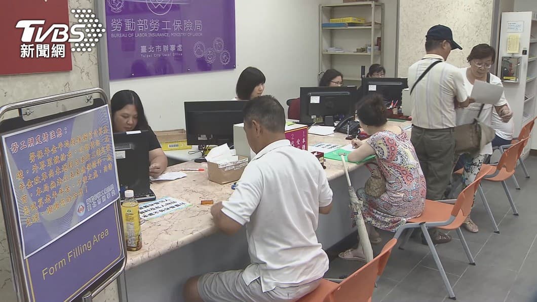 企業薪資每人補貼2萬!「紓困4.0」補助金額、對象一次看,最高可領3萬元 (圖/TVBS) 企業薪資每人補貼2萬!政院「紓困4.0」重點一次看