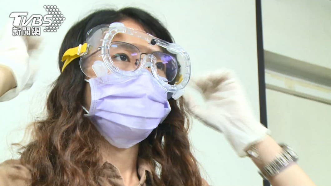 鄉親要注意!75%防疫酒精消毒完少1步驟,醫生曝:仍有感染可能 專家指出,戴塑膠手套反而有可能讓病毒殘留在上頭。(示意圖/TVBS資料畫面) 以為噴酒精就安全!消毒完少1步驟 醫:錯誤防護恐感染