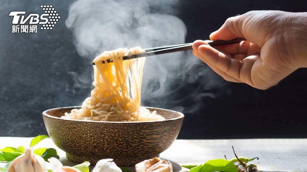 夏至開運撇步!專家曝「桃子轉運法」趨吉避凶,「這4種食物」也能招好運 傳統習俗中有「冬至餃子、夏至麵」的說法。(示意圖/shutterstock達志影像) 今夏至把握開運好時機!「連3天吃這水果」趨吉避凶