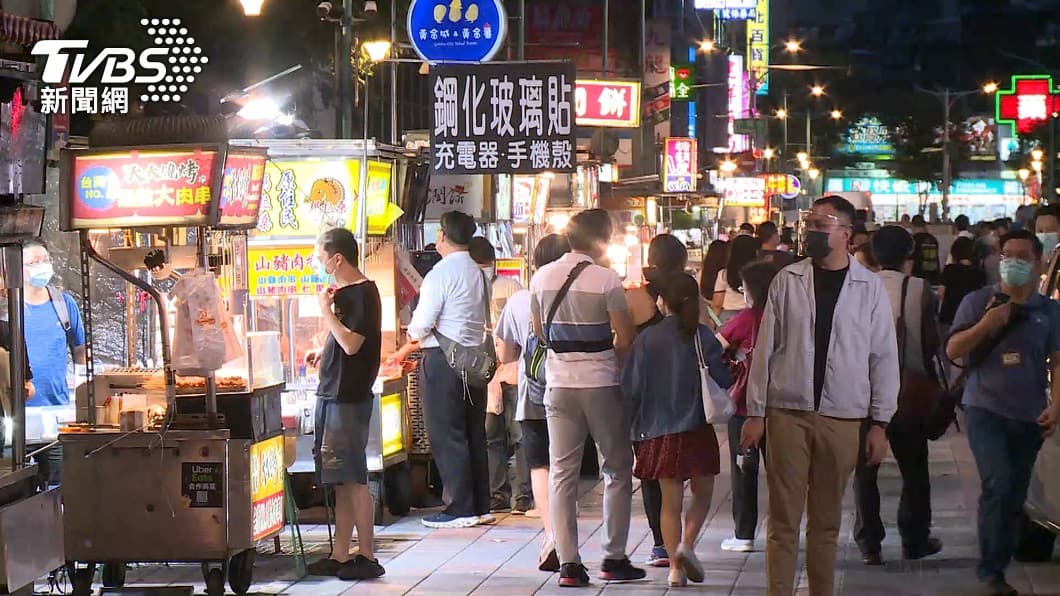 夜市微解封湧人潮!專家曝「這4種人」先別去,2大防疫重點不可少 夜市微解封,招名威認為老人、小孩、孕婦及慢性病患者最好先別去。(圖/TVBS資料畫面) 夜市微解封!專家曝:4種人先別去 2防疫重點