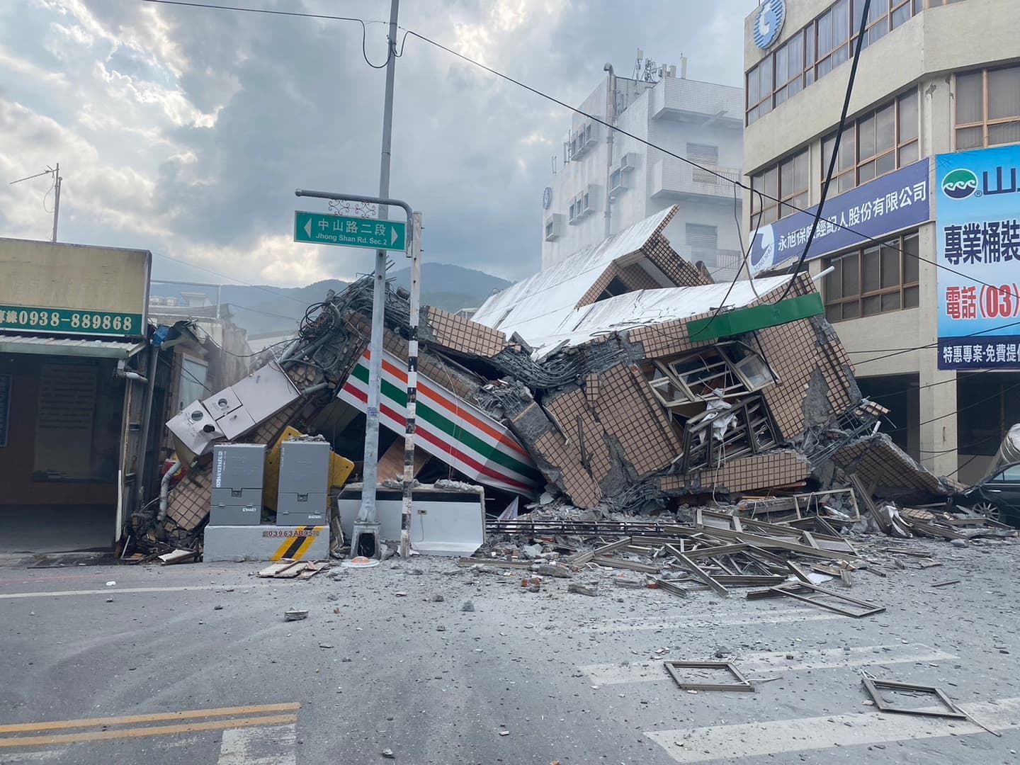 下個大地震在嘉南?未來恐有大餘震,專家曝全台「這縣市」最安全 玉里房屋倒塌。(圖/翻攝自記者爆料網) 會再爆規模6強震?專家認了「這縣市」最安全:地震最少