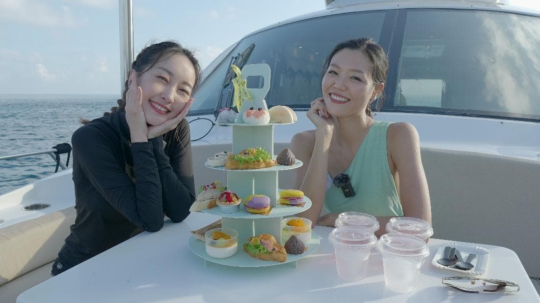 開箱千萬豪華遊艇!巴鈺當貴婦美拍、吃下午茶,跟若綺聊夫妻生活超逗趣 2人開心在遊艇上吃下午茶。(圖/TVBS) 若綺開箱千萬豪華遊艇擺拍 巴鈺羞洗鴛鴦浴「用那個幫尪擦背」引遐想