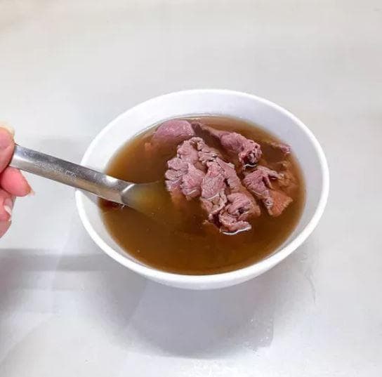 康樂街牛肉湯以「高湯融合溫體牛肉」為最大特色。(圖/翻攝自米其林必比登官網) 康樂街牛肉湯以「高湯融合溫體牛肉」為最大特色。(圖/翻攝自米其林必比登官網)