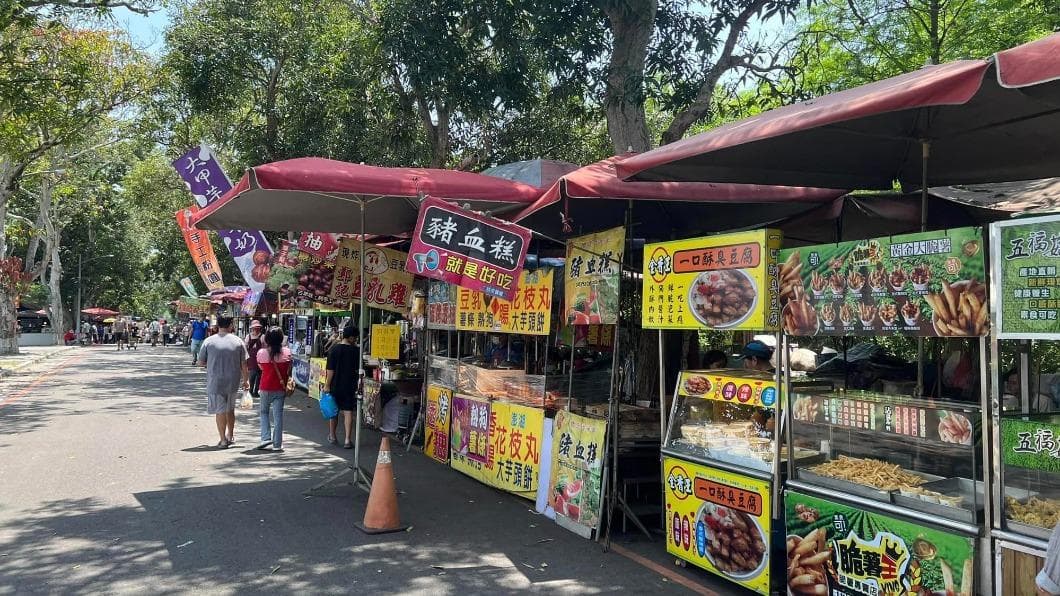 謝金河分享,古坑綠色隧道的農夫市集充滿活力。(圖/翻攝自謝金河臉書) 謝金河分享,古坑綠色隧道的農夫市集充滿活力。(圖/翻攝自謝金河臉書)