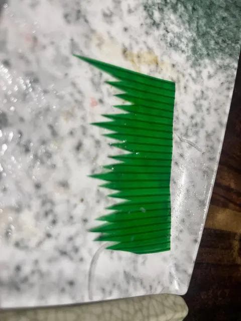 生魚片中經常會見到綠色塑膠葉。(圖/翻攝自Dcard) 生魚片中經常會見到綠色塑膠葉。(圖/翻攝自Dcard)