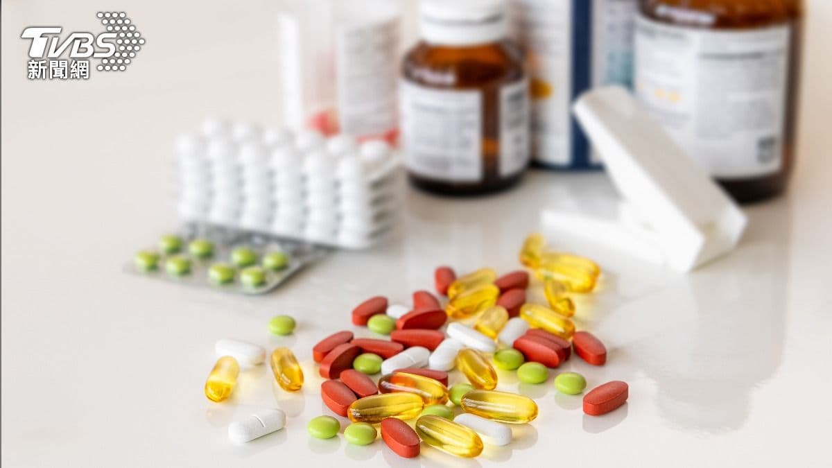 一名網友在網路上詢問大家推薦的日本保健品是什麼。(示意圖/shutterstock達志影像) 一名網友在網路上詢問大家推薦的日本保健品是什麼。(示意圖/shutterstock達志影像)