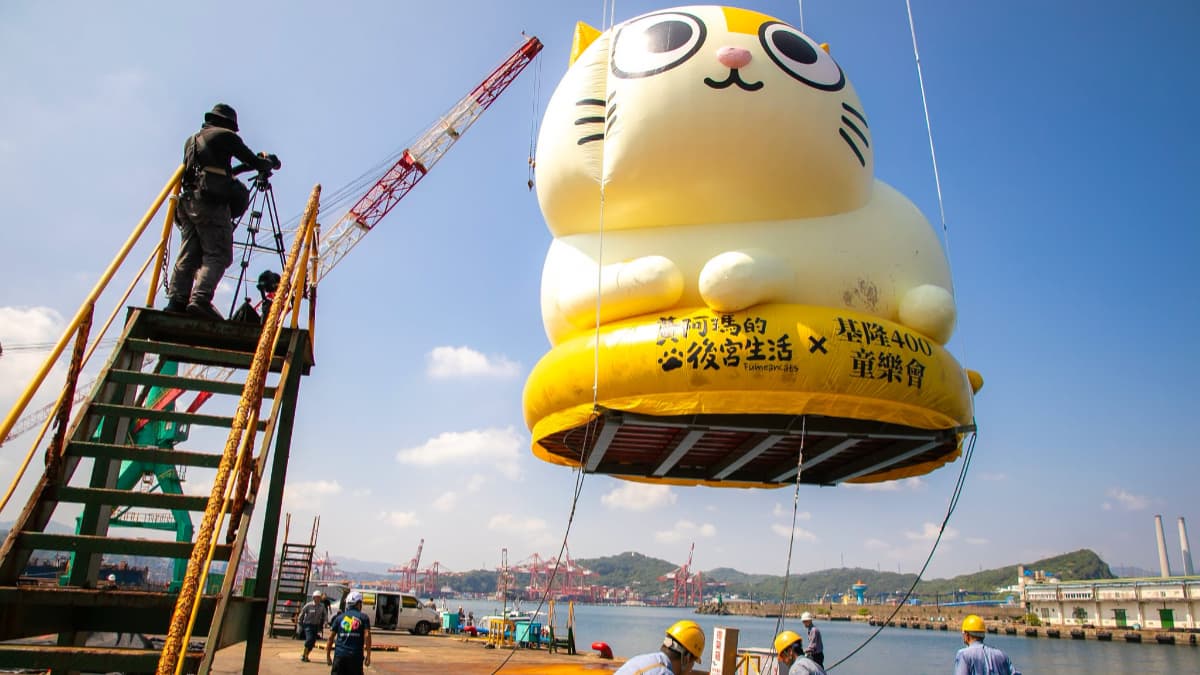 超萌水上貓咪!15公尺高「巨型黃阿瑪」登陸基隆港,9/24點燈展出2個月 超萌水上貓咪!15公尺高「巨型黃阿瑪」登陸基隆港,9/24點燈展出2個月