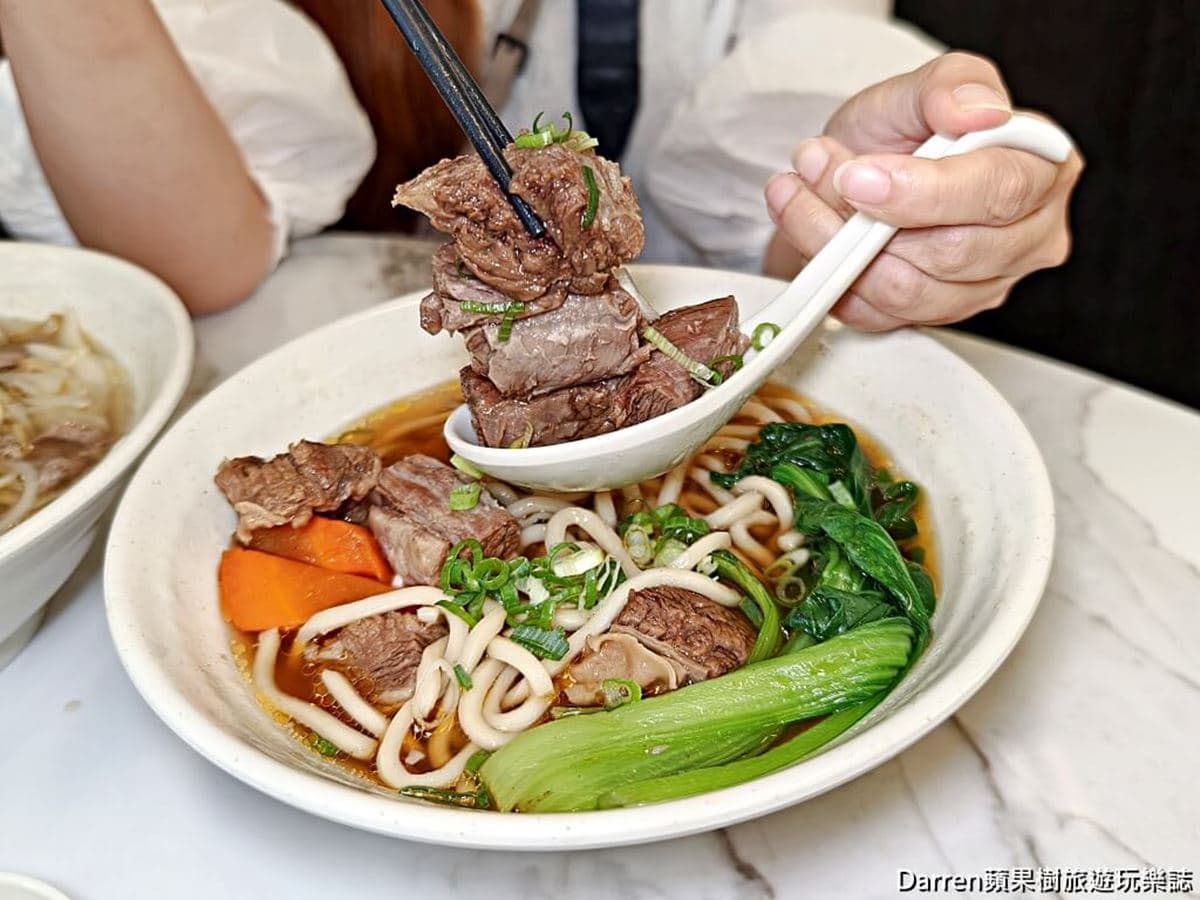 開店2年半獲必比登肯定!新竹城隍廟「人氣牛肉麵」濃郁入味,必夾靈魂滷味 開店2年半獲必比登肯定!新竹城隍廟「人氣牛肉麵」濃郁入味,必夾靈魂滷味