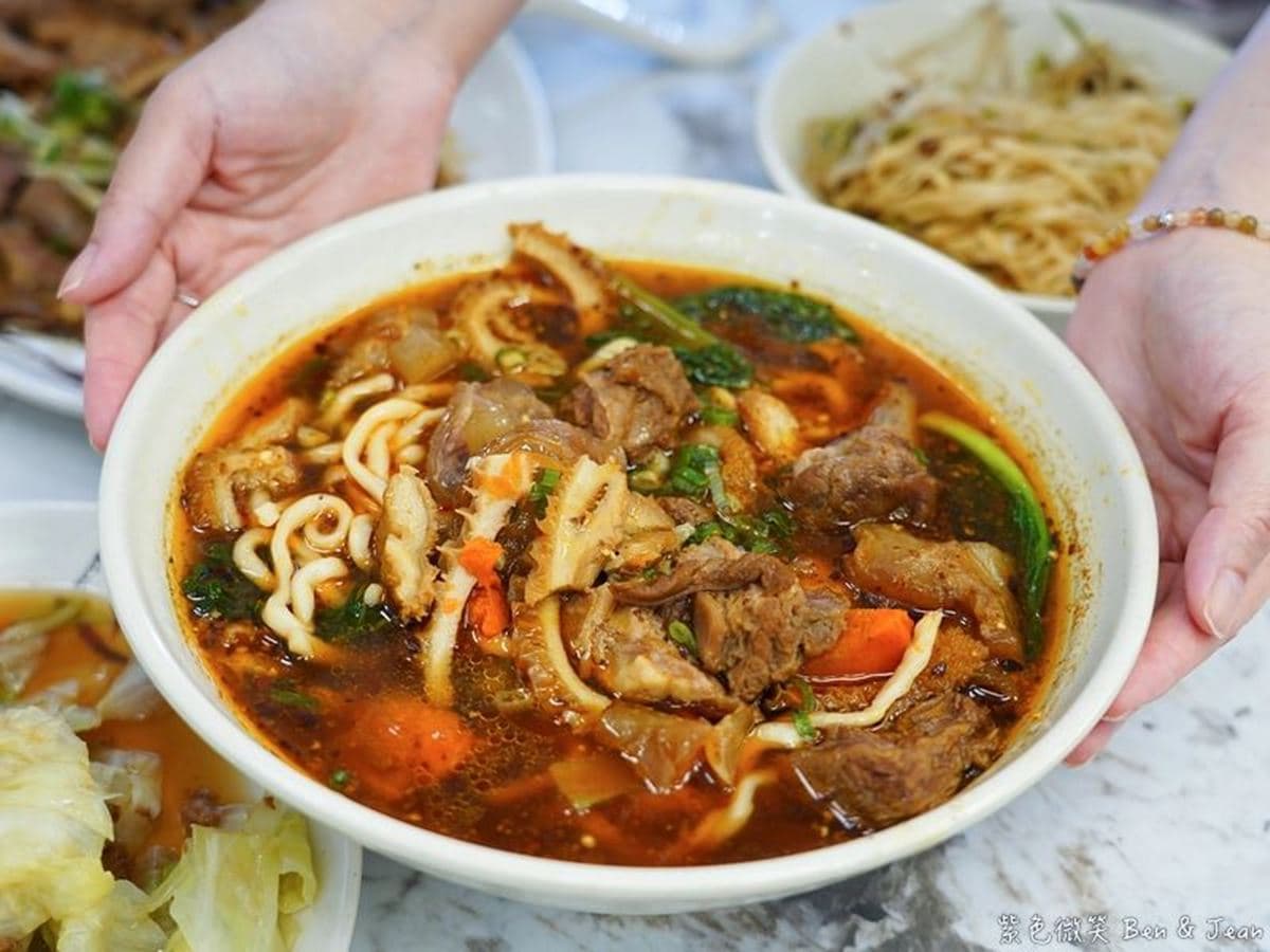 開店2年半獲必比登肯定!新竹城隍廟「人氣牛肉麵」濃郁入味,必夾靈魂滷味 開店2年半獲必比登肯定!新竹城隍廟「人氣牛肉麵」濃郁入味,必夾靈魂滷味