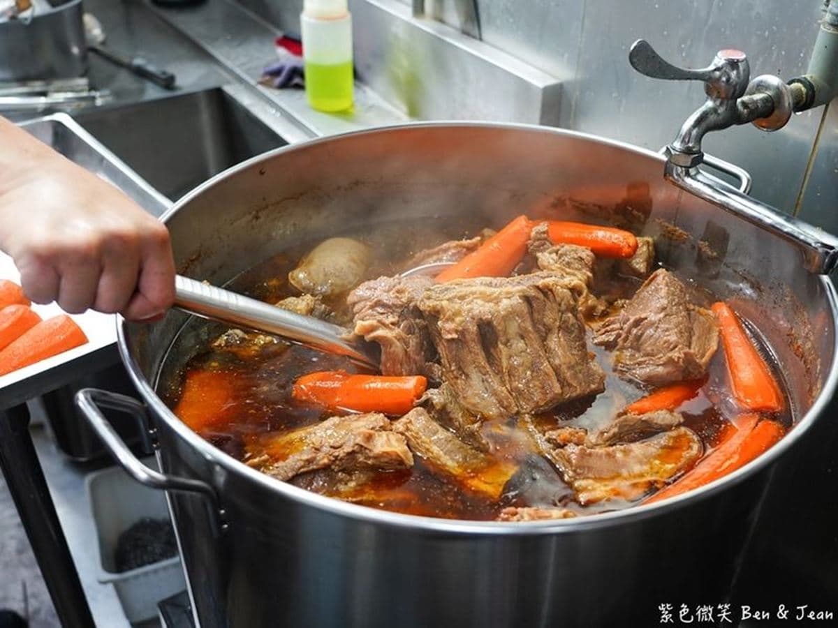 開店2年半獲必比登肯定!新竹城隍廟「人氣牛肉麵」濃郁入味,必夾靈魂滷味 開店2年半獲必比登肯定!新竹城隍廟「人氣牛肉麵」濃郁入味,必夾靈魂滷味