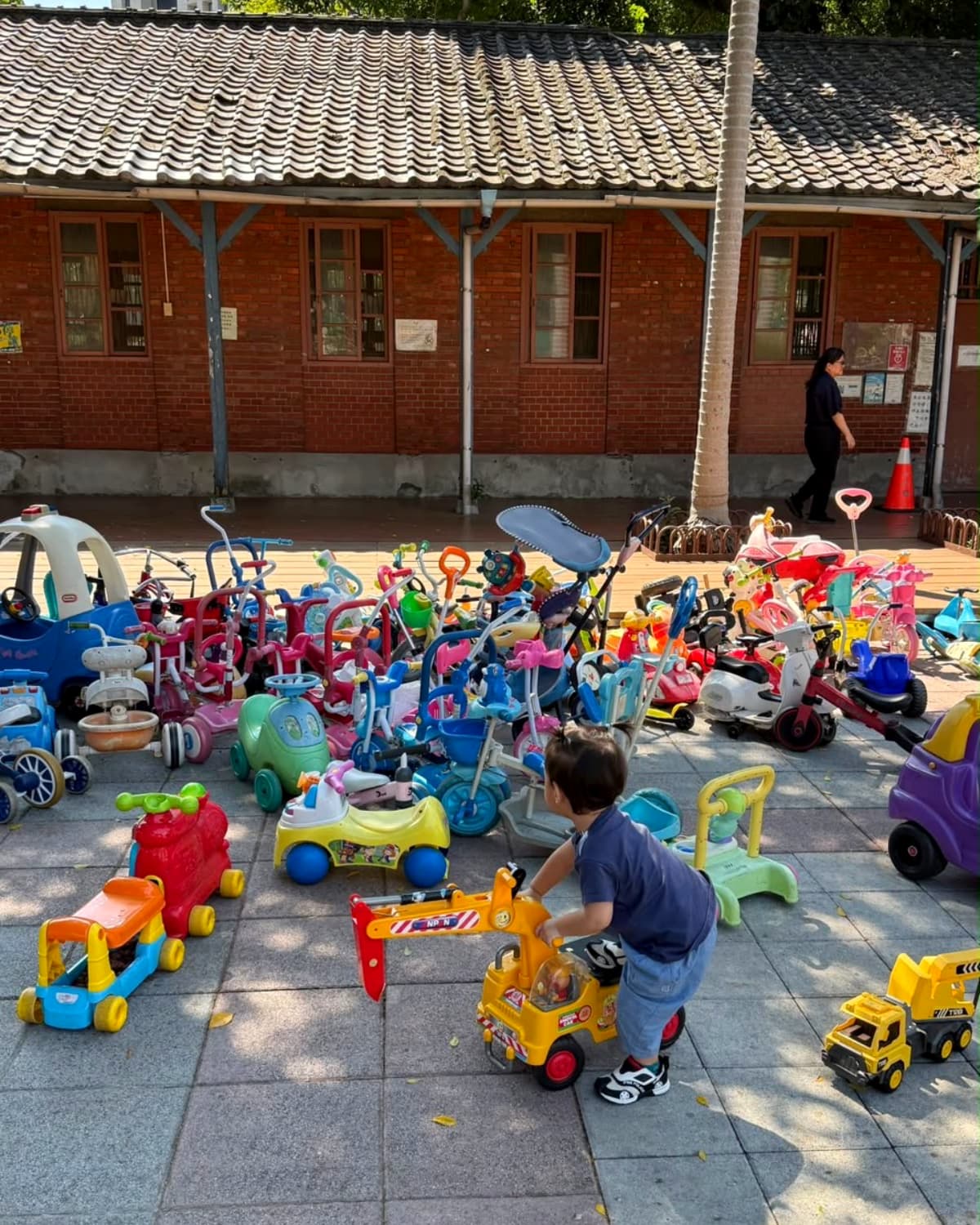 上百台玩具車免費玩!隱藏版親子公園近捷運站,挖土機、跑車、老爺車通通有 上百台玩具車免費玩!隱藏版親子公園近捷運站,挖土機、跑車、老爺車通通有