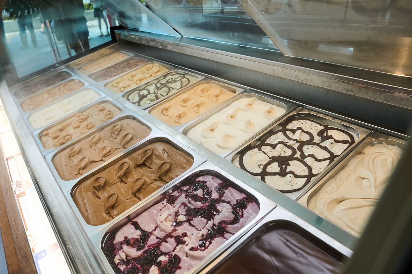 不用飛巴黎吃玫瑰冰!Amorino台灣首店開幕,30種Gelato進駐大巨蛋 不用飛巴黎吃玫瑰冰!Amorino台灣首店開幕,30種Gelato進駐大巨蛋