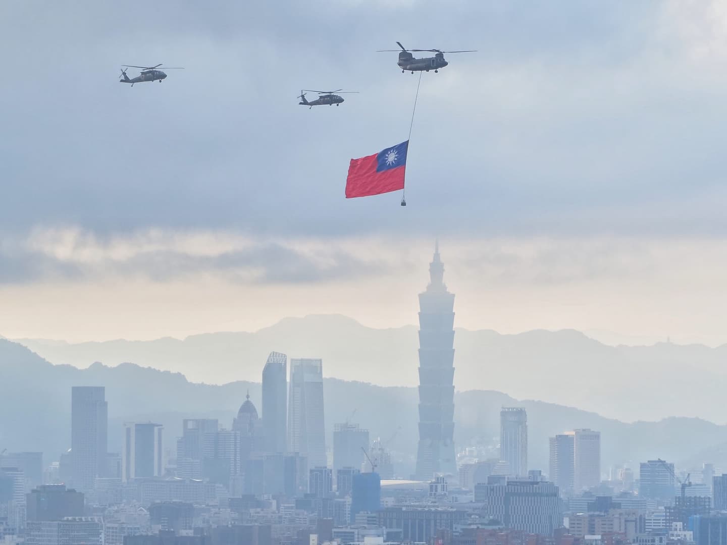 雙十連假必看!總統府光雕限時展出、紀念徽章必收,國慶飛機秀最佳觀賞點在這 雙十連假必看!總統府光雕限時展出、紀念徽章必收,國慶飛機秀最佳觀賞點在這