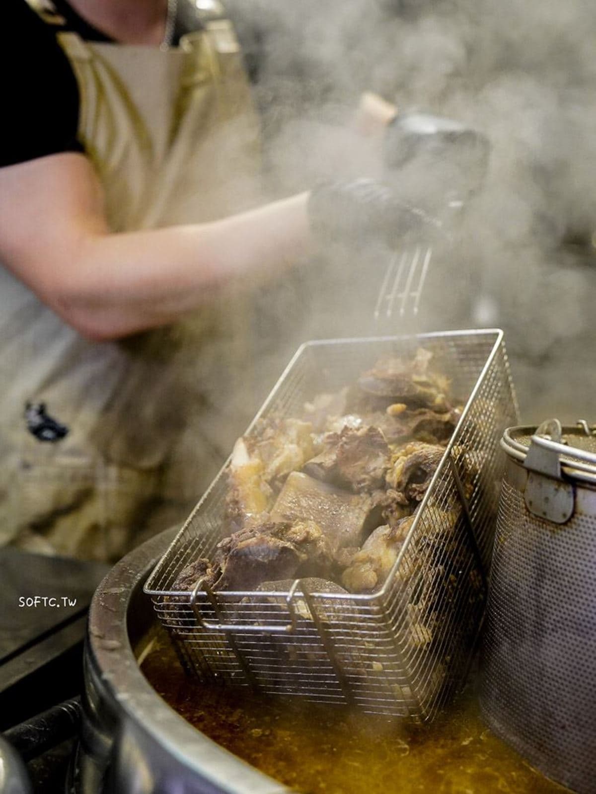 網推超強清燉牛肉麵!桃園「排隊牛肉麵」破萬則好評,巨無霸牛大骨晚來吃不到 網推超強清燉牛肉麵!桃園「排隊牛肉麵」破萬則好評,巨無霸牛大骨晚來吃不到