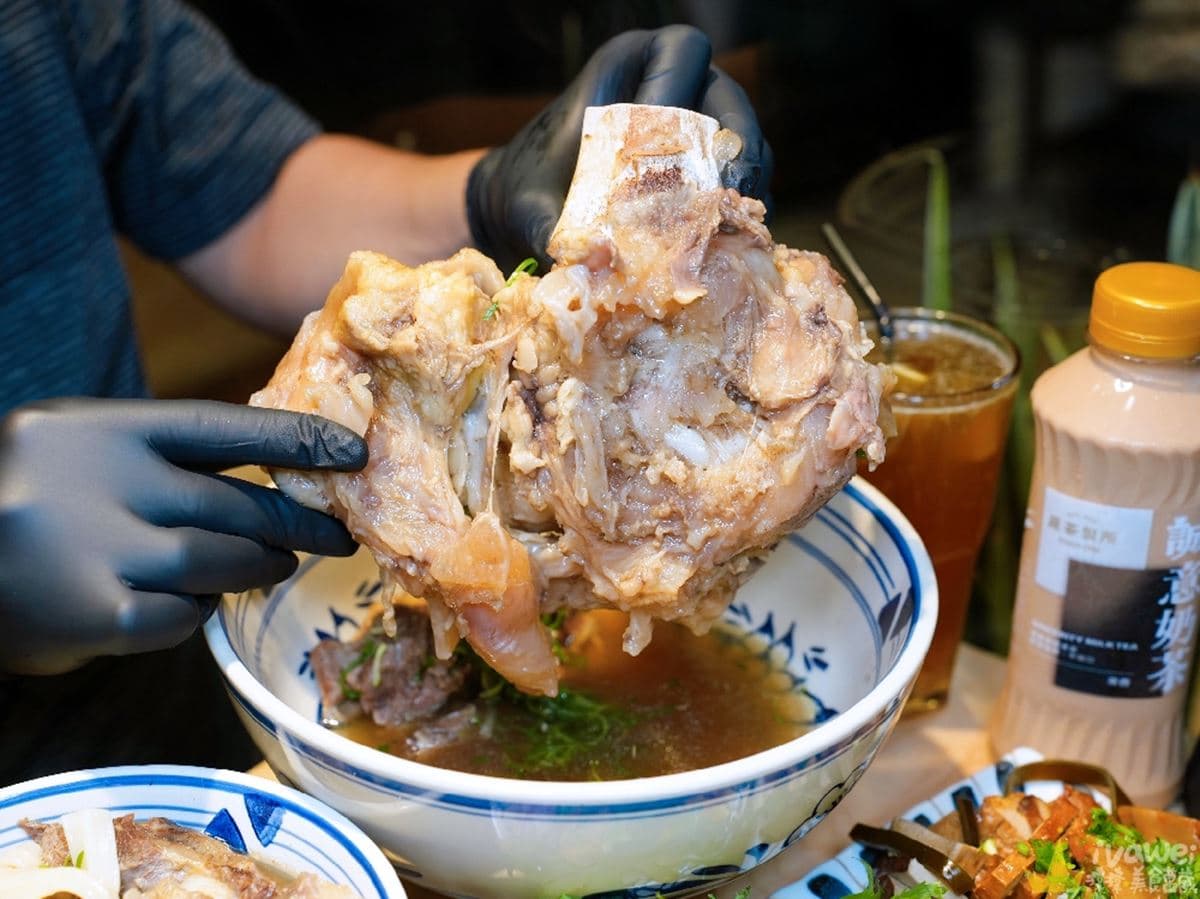 網推超強清燉牛肉麵!桃園「排隊牛肉麵」破萬則好評,巨無霸牛大骨晚來吃不到 網推超強清燉牛肉麵!桃園「排隊牛肉麵」破萬則好評,巨無霸牛大骨晚來吃不到