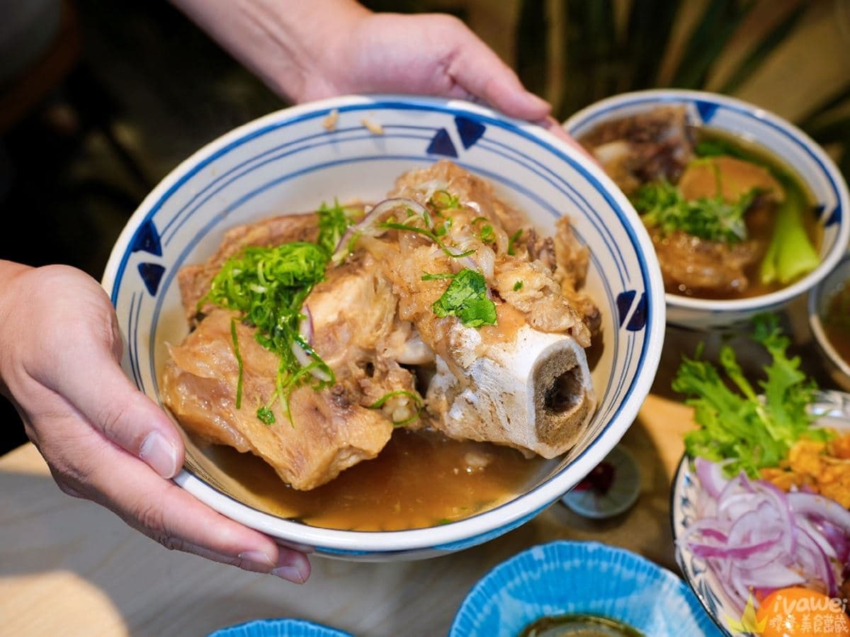 網推超強清燉牛肉麵!桃園「排隊牛肉麵」破萬則好評,巨無霸牛大骨晚來吃不到 網推超強清燉牛肉麵!桃園「排隊牛肉麵」破萬則好評,巨無霸牛大骨晚來吃不到