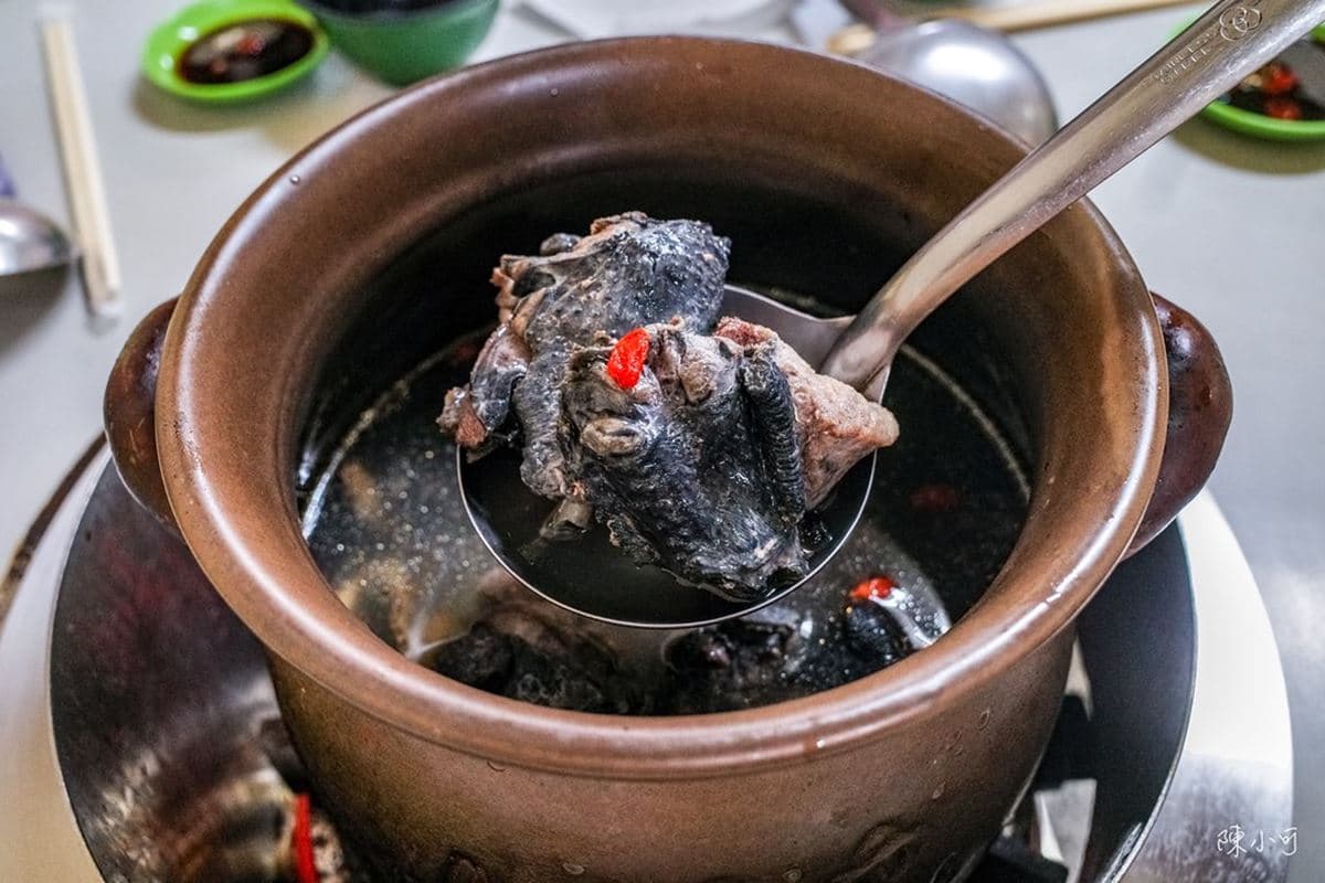台中近40年燒酒雞老店!人氣「暖胃雞湯」營業到深夜,口味超過10種太欠吃 台中近40年燒酒雞老店!人氣「暖胃雞湯」營業到深夜,口味超過10種太欠吃