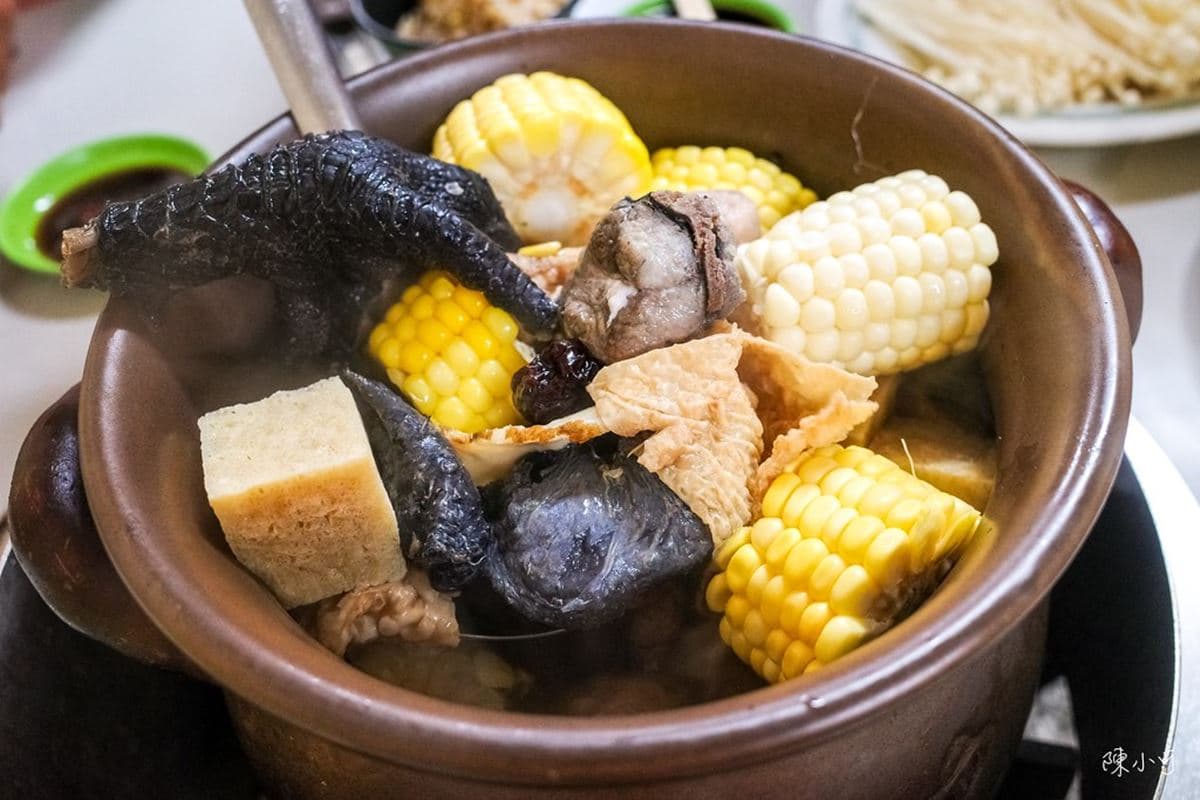 台中近40年燒酒雞老店!人氣「暖胃雞湯」營業到深夜,口味超過10種太欠吃 台中近40年燒酒雞老店!人氣「暖胃雞湯」營業到深夜,口味超過10種太欠吃