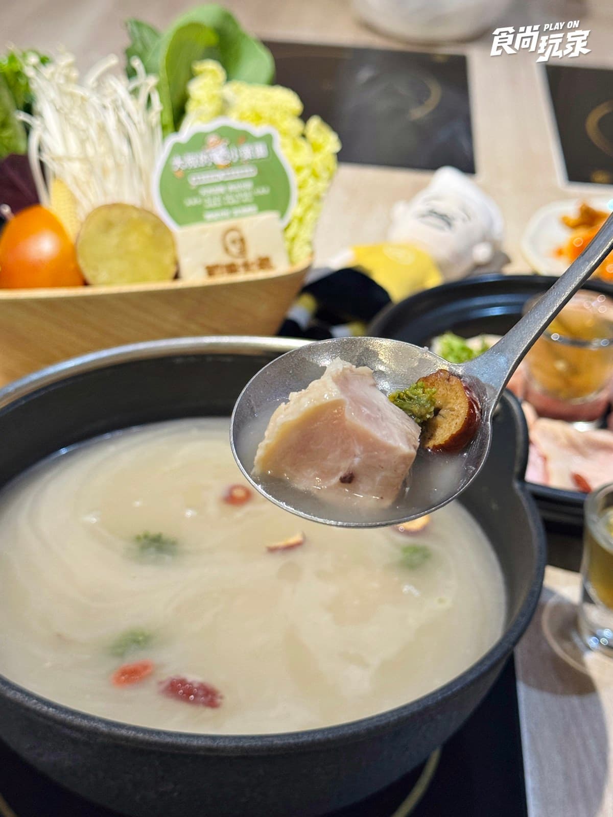 台北首間「雞湯大叔吃到飽」來了!398元暢吃自助吧、炊飯,免費送大叔玩偶 台北首間「雞湯大叔吃到飽」來了!398元暢吃自助吧、炊飯,免費送大叔玩偶