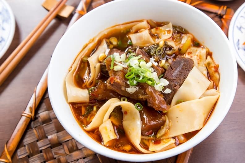 美食評論家胡天蘭:老山東牛肉麵是青春的味道!