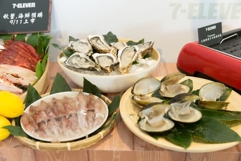 一人不到200元!中秋烤肉食材包給懶人兒的你 7-ELEVEN持續強化生鮮結構(綠金蔬菜、海鮮…等),從架構供應鏈、低溫物流配送網絡,全程保鮮送到全台門市,彷彿產地直送般,讓民眾就近在7-ELEVEN購買.JPG